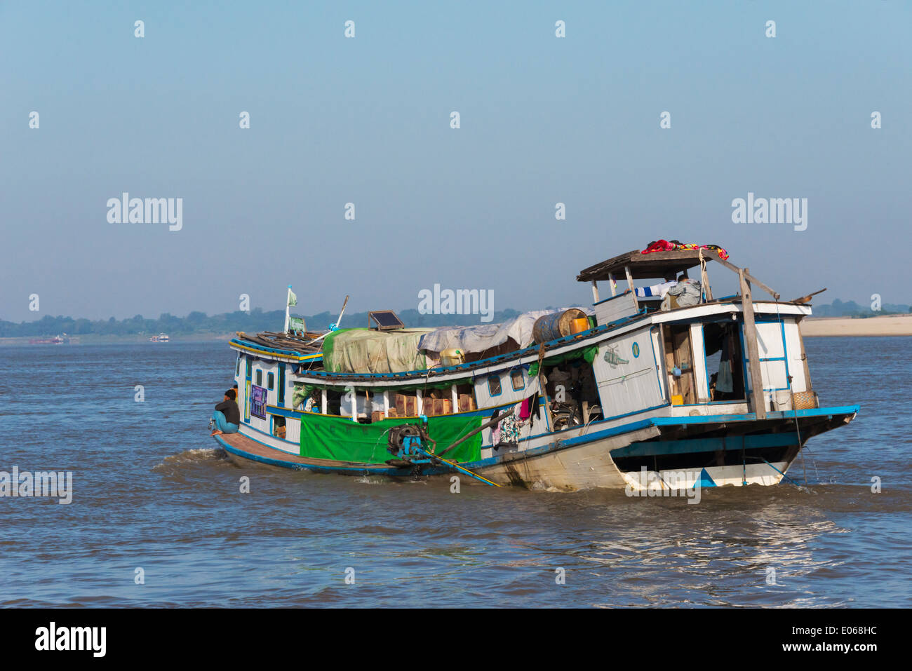 Barge sur l'Ayarwaddy River, Mandalay, Myanmar Banque D'Images