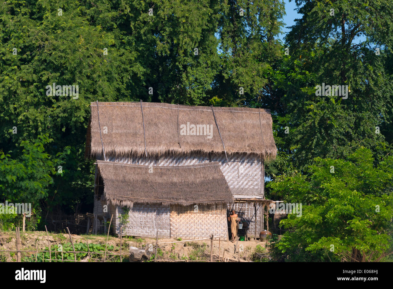 Le long de la maison de bambou simple Ayarwaddy River, au Myanmar Banque D'Images