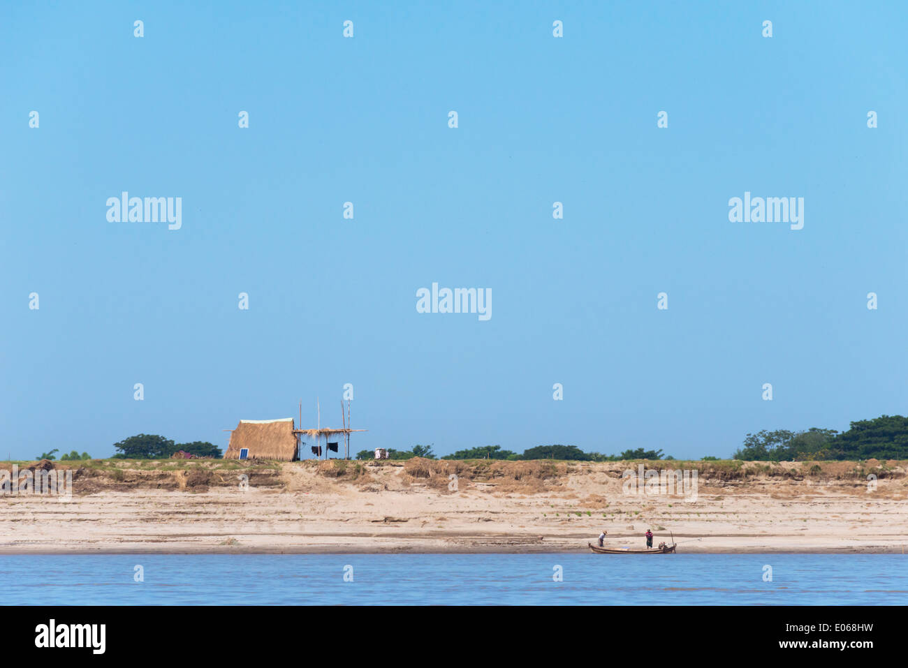 Maison de village sur la rive du fleuve de l'Ayarwaddy River, au Myanmar Banque D'Images