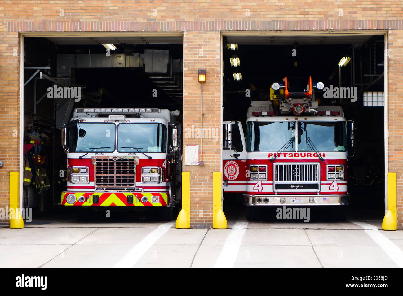 Deux camions de pompiers s'asseoir à l'intérieur du garage à la caserne sur l'Avenue Forbes, Uptown Pittsburgh, PA Banque D'Images