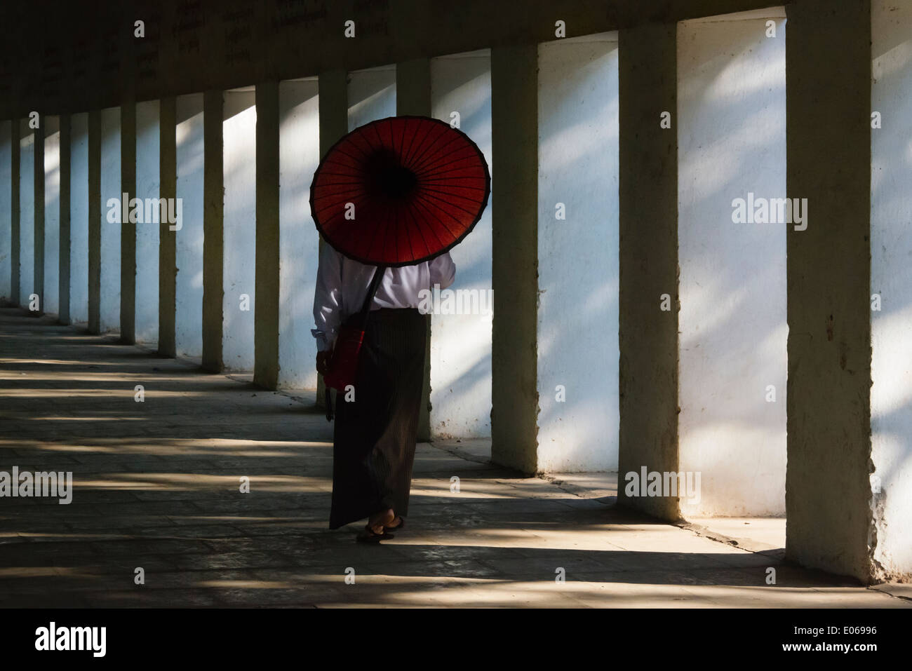Femme avec parapluie rouge, Bagan, Myanmar Banque D'Images
