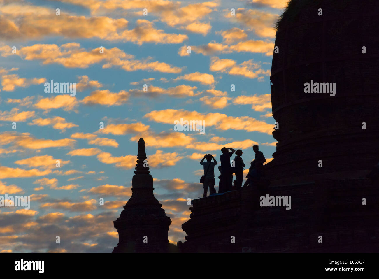 Silhouette d'anciens temples et pagodes au coucher du soleil, Bagan, Myanmar Banque D'Images