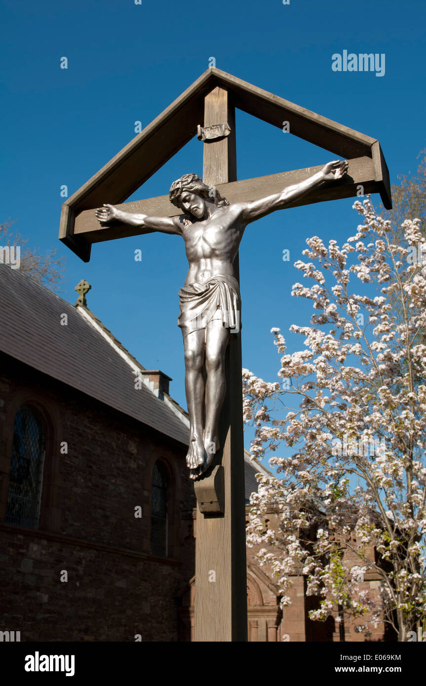 Crucifixion en dehors de l'église Saint Thomas, Monmouth, Monmouthshire, Wales, UK Banque D'Images