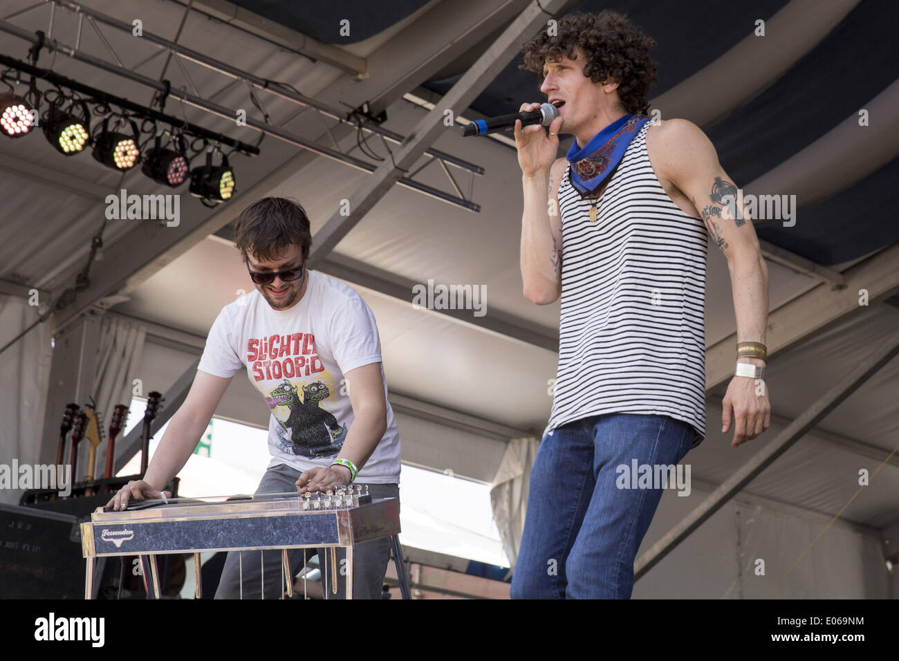 La Nouvelle-Orléans, Louisiane, Etats-Unis. 3 mai, 2014. ED WILLIAMS (L) et David Shaw, de l'effectuer des revivalistes live au Festival de Jazz de Nola à la Nouvelle Orléans, Louisiane Crédit : Daniel DeSlover/ZUMAPRESS.com/Alamy Live News Banque D'Images