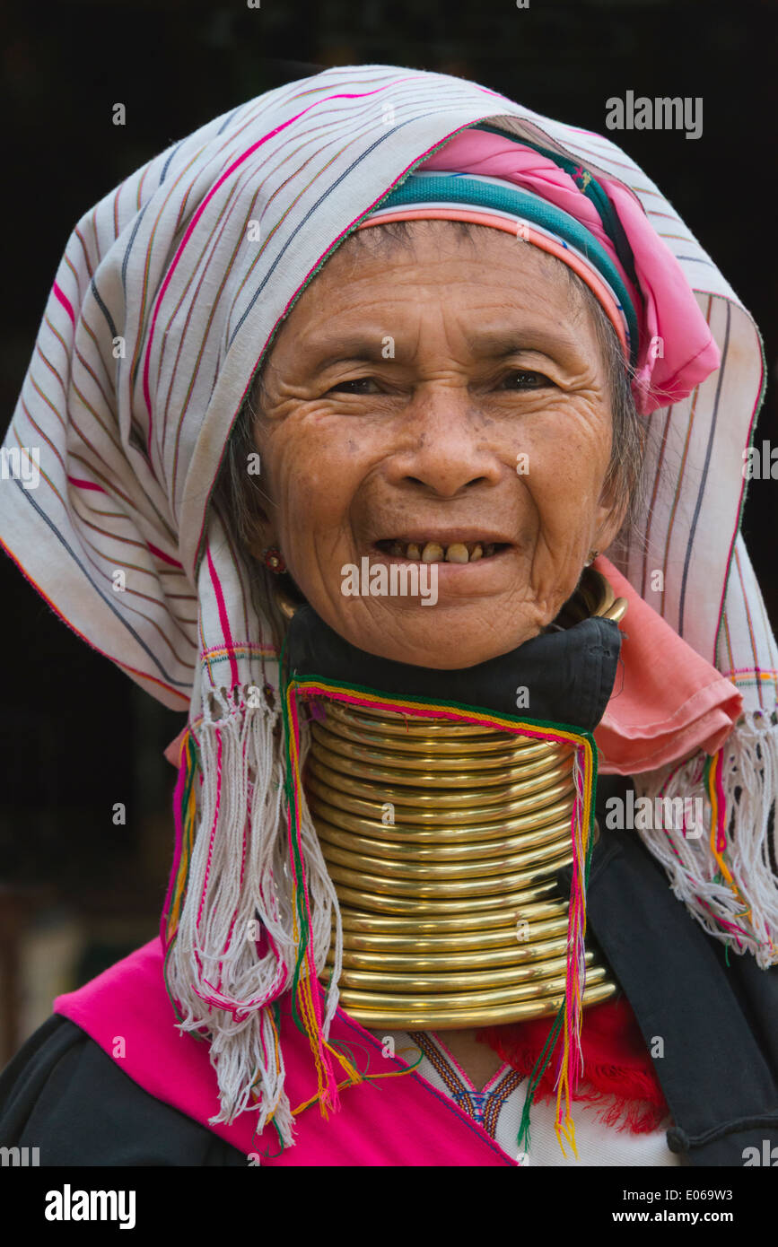 Padaung (Kayan Lahwi) Femme portant au cou de laiton enroulés, Bagan, Myanmar Banque D'Images