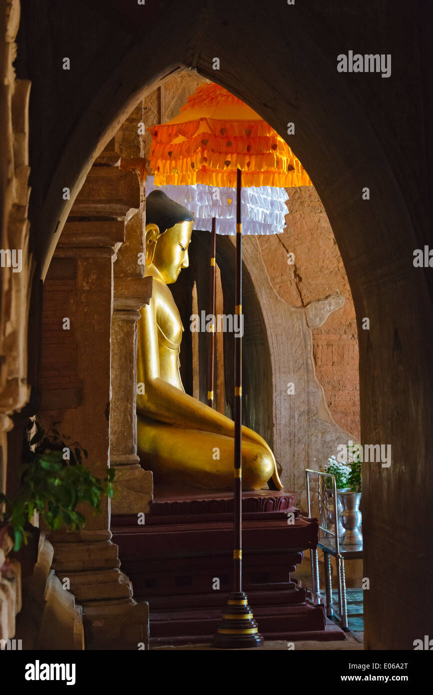 Statue bouddhiste à l'intérieur d'une pagode, Bagan, Myanmar Banque D'Images
