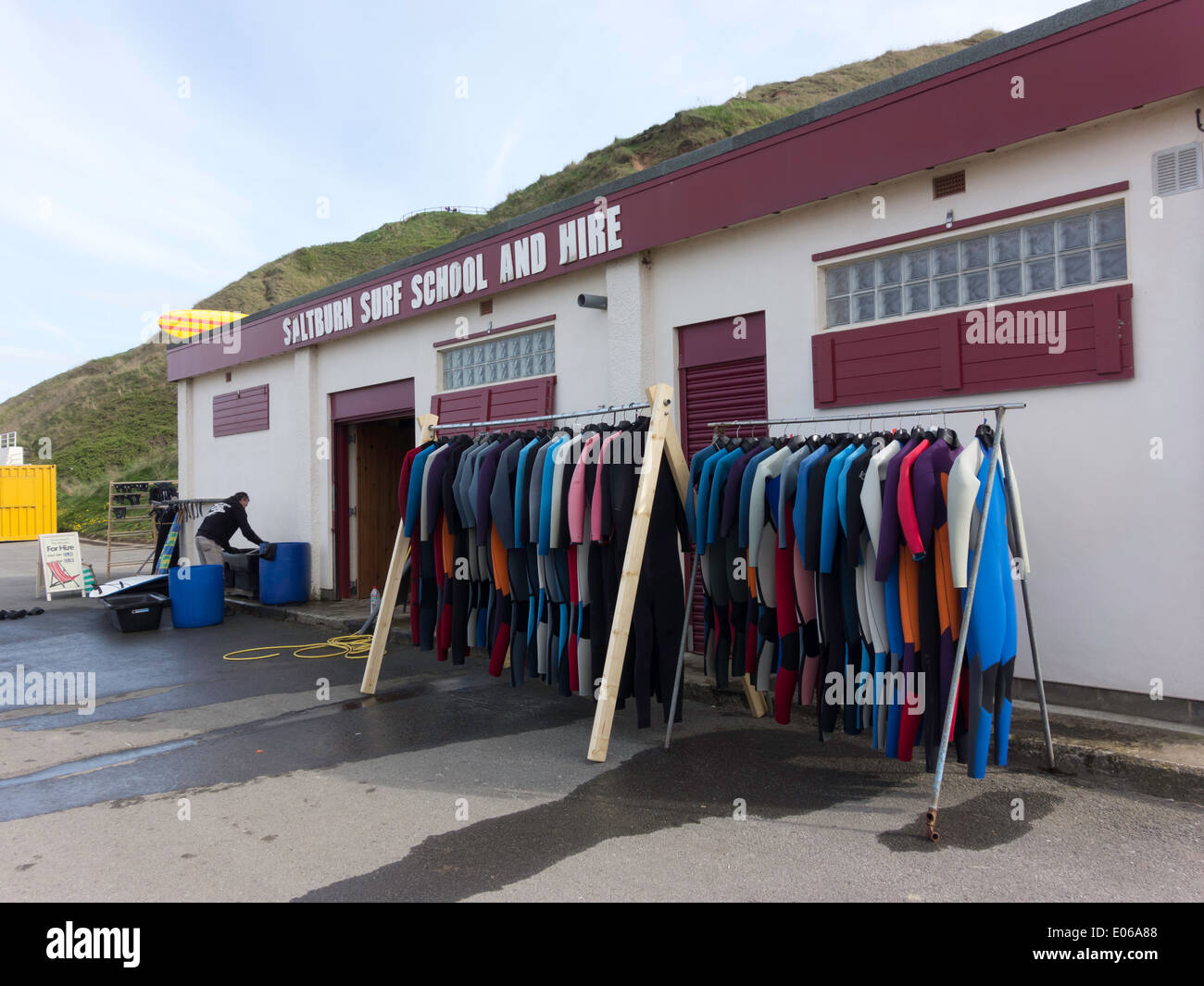 Paris Surf School building sur la promenade avec des combinaisons en train de sécher dehors Banque D'Images