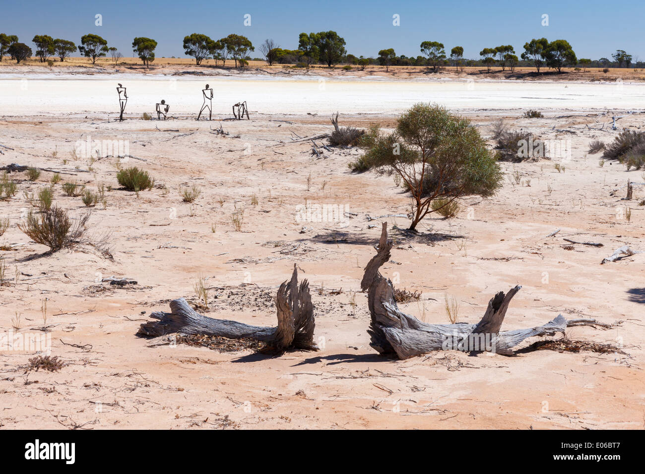 Sculptures faites à partir de la ferraille sur le bord d'un lac salé, dans l'ouest de l'Australie. Banque D'Images