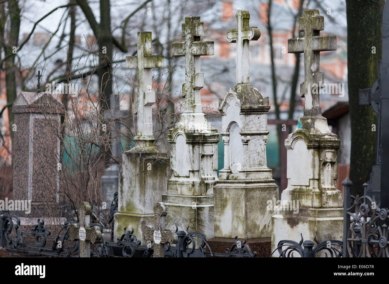 Des croix blanches à Saint-nicolas près du cimetière du Monastère Alexandre Nevsky à Saint-Pétersbourg, Russie Banque D'Images