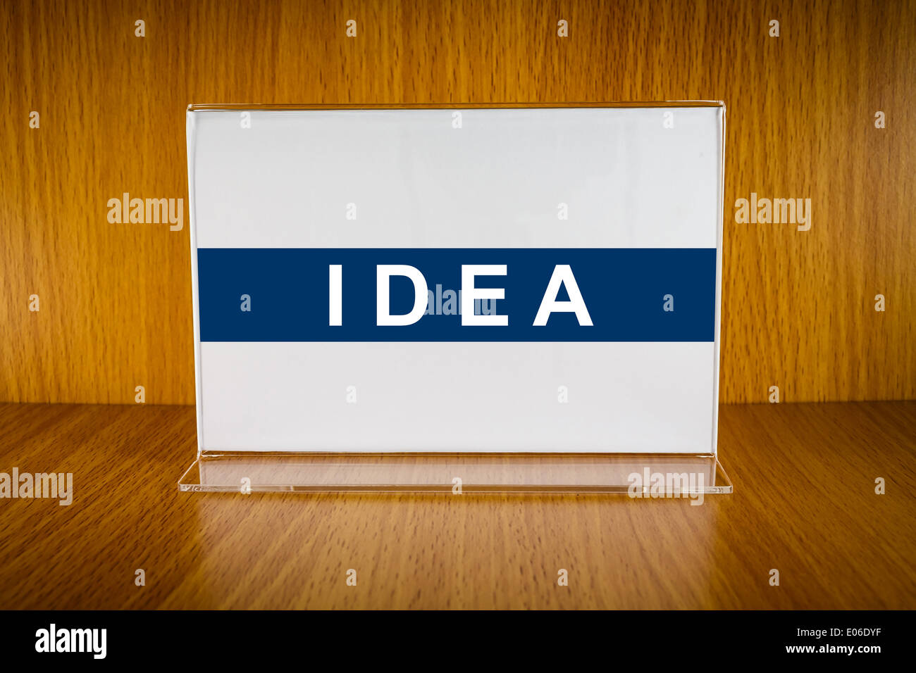 Idée mot sur porte-carte en acrylique clair Banque D'Images
