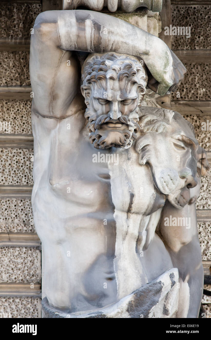 Hercules. Détail de la façade maison décoration XVIIIÈME siècle. Influence des conditions climatiques sur l'architecture Banque D'Images