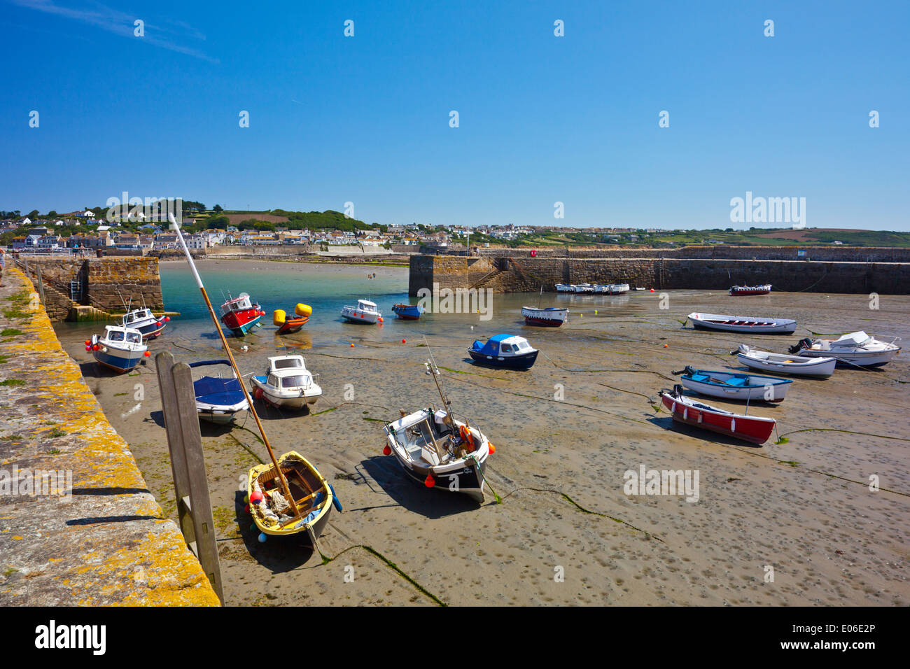 Marée basse dans le port de St Michael's Mount, Cornwall, England, UK Banque D'Images