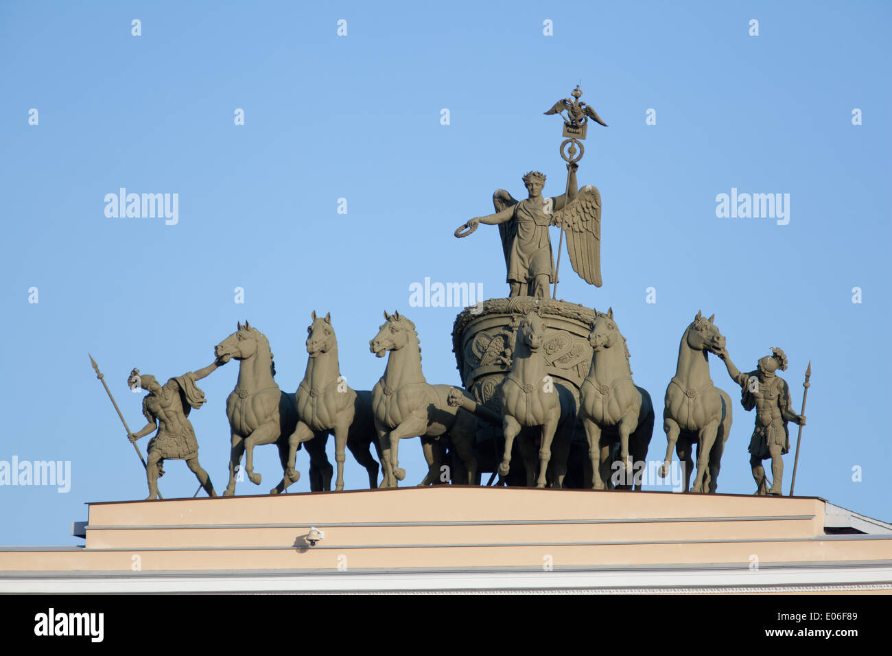 Char de la renommée sur l'arche de l'état-major principal, la Place du Palais, Saint Petersbourg, Russie, 1828 Banque D'Images