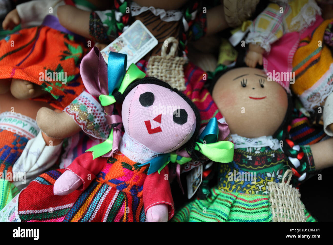 Une sélection de poupées de chiffon bijou artisanal pour la vente à l'aéroport de Cancun, Mexique Banque D'Images