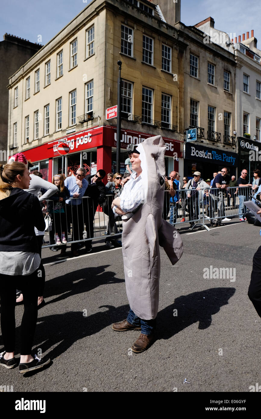 Fancy dress man attend son tour sur le toboggan sur la rue Park Bristol Banque D'Images