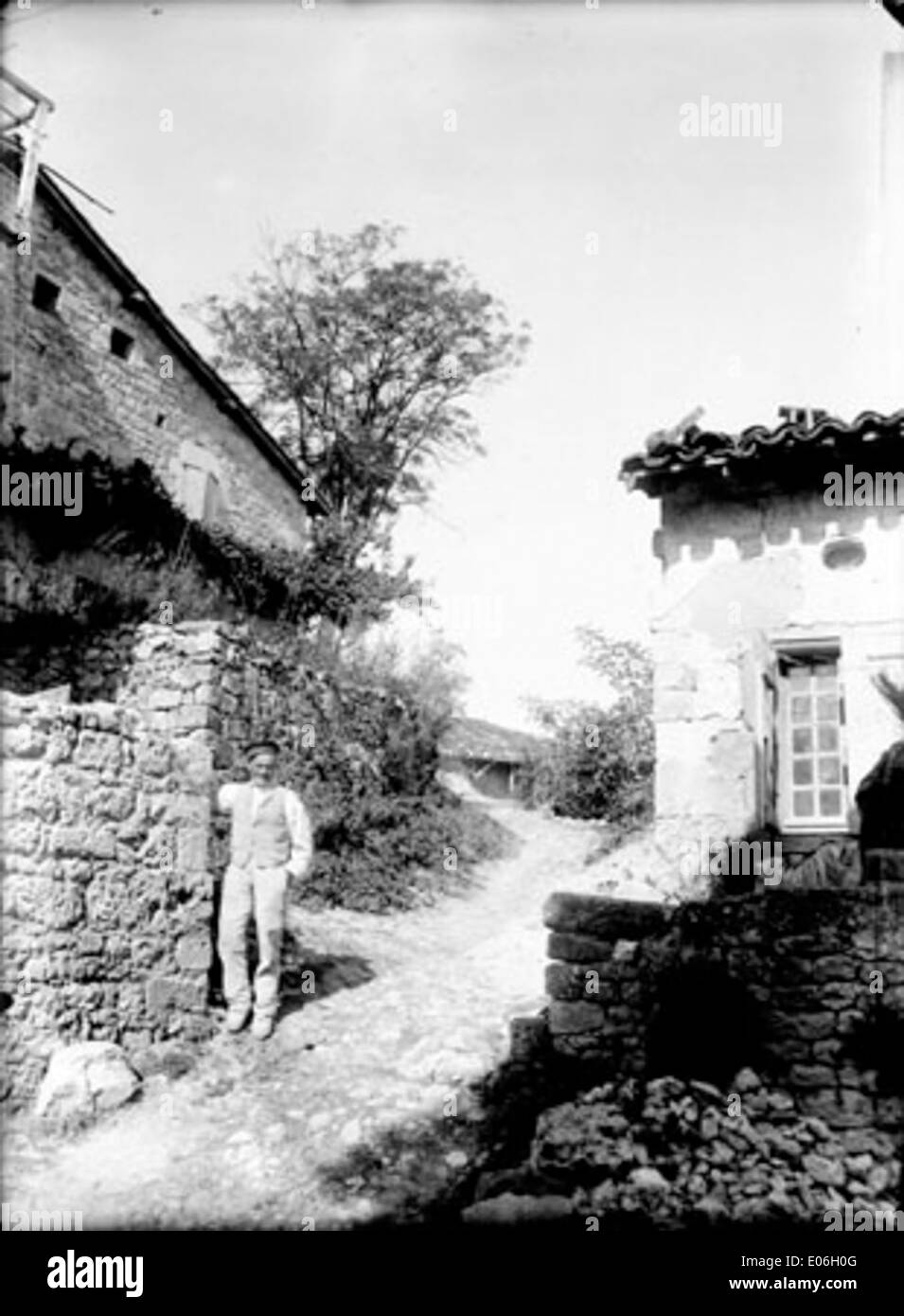 Une photographie de Cahuzac, un petit village du sud de la France. L'image met en valeur la vie rurale et l'architecture traditionnelle de la région, en mettant l'accent sur la beauté naturelle du village. Banque D'Images