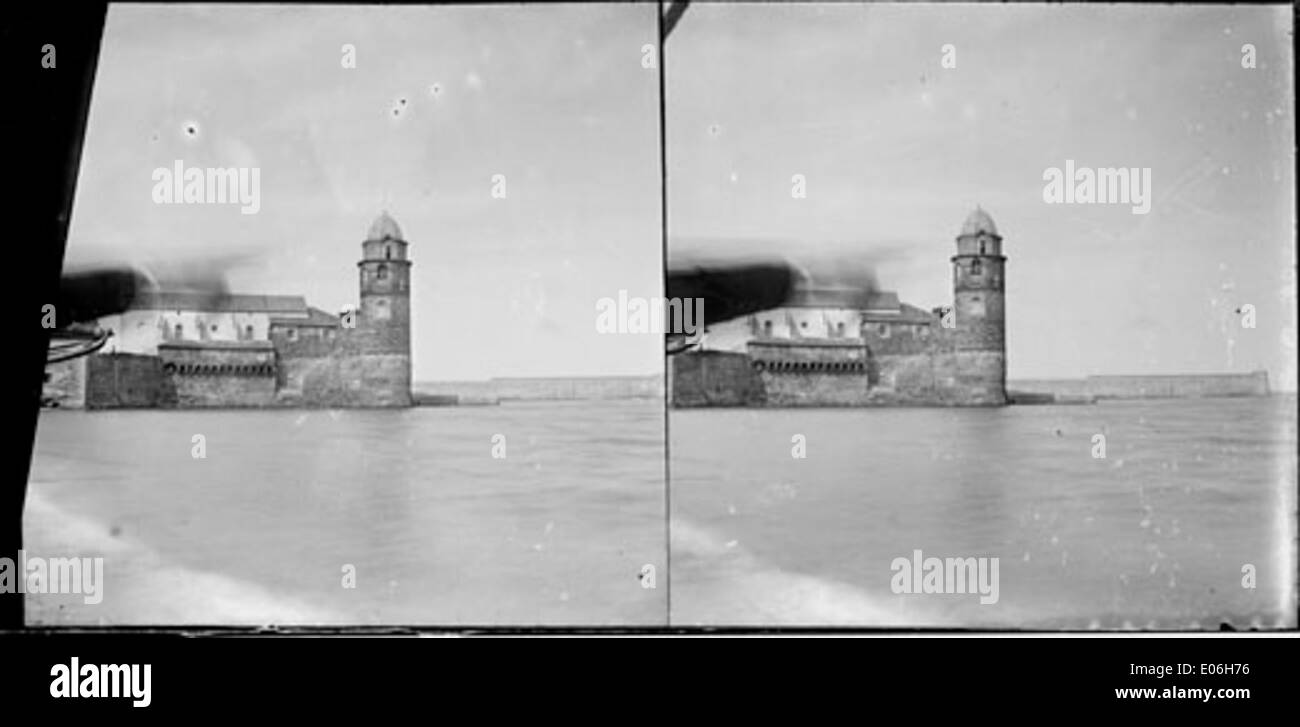 Une photographie panoramique de Collioure, une ville pittoresque dans le sud de la France, connue pour son paysage côtier, ses bâtiments dynamiques et son importance historique. Banque D'Images