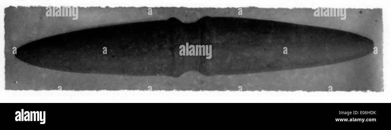 Photographie prise en mars 1897 du 'Pierre de sorcier' en Nouvelle-Calédonie, une grande structure de pierre ou formation rocheuse d'intérêt culturel ou géologique. Banque D'Images