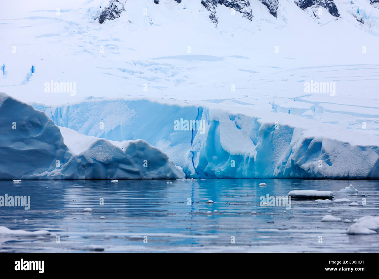 Ligne bleue profonde fissure fissure dans la plate-forme de glace couverte de neige tombant des glaciers dans la mer à Fournier Bay l'Antarctique Banque D'Images