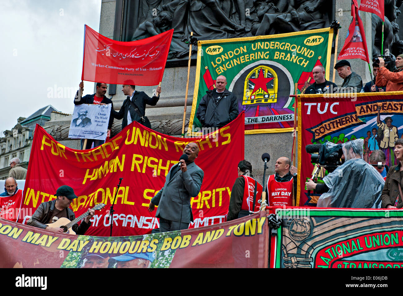 Un chanteur parmi les bannières syndicales vu à un rassemblement Mayday à Londres Banque D'Images