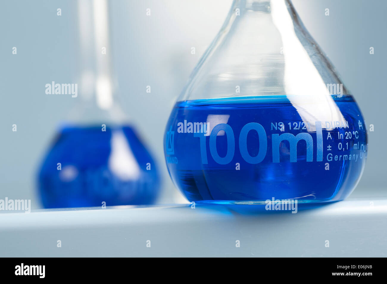 Fiole jaugée de 100 ml avec une solution bleue dans Banque D'Images