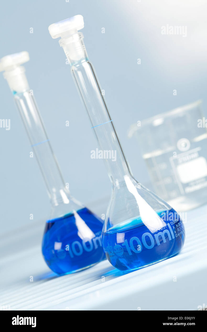 Pour la fiole dans l'utilisation de produits chimiques de laboratoire des sciences Banque D'Images