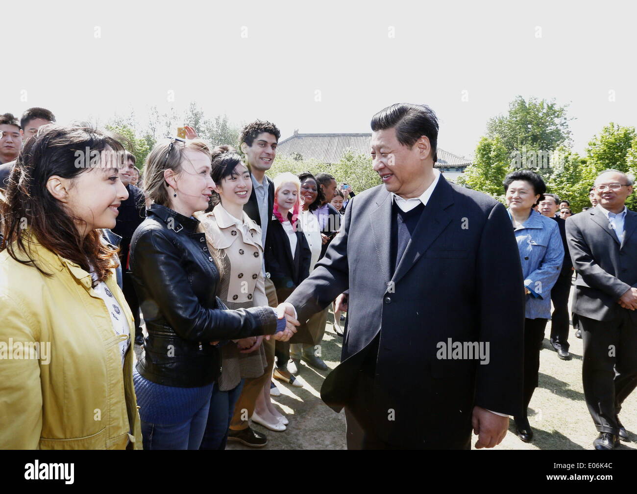 Beijing, Chine. 4 mai, 2014. Le président chinois Xi Jinping (R) des entretiens avec les étudiants d'outre-mer à l'Université de Pékin à Beijing, capitale de Chine, le 4 mai 2014. © Ju Peng/Xinhua/Alamy Live News Banque D'Images