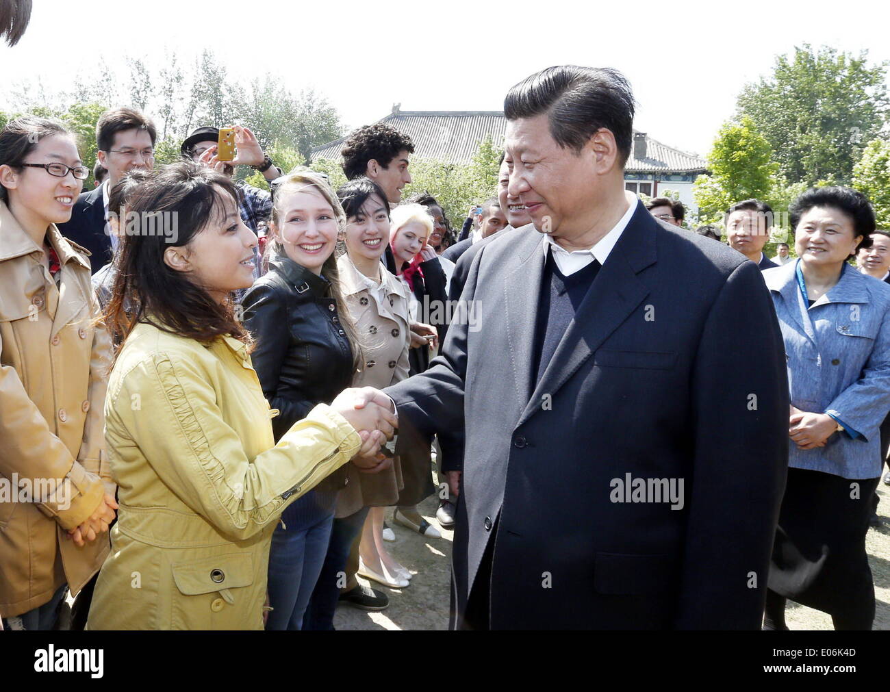 Beijing, Chine. 4 mai, 2014. Le président chinois Xi Jinping (R) des entretiens avec les étudiants d'outre-mer à l'Université de Pékin à Beijing, capitale de Chine, le 4 mai 2014. © Ju Peng/Xinhua/Alamy Live News Banque D'Images