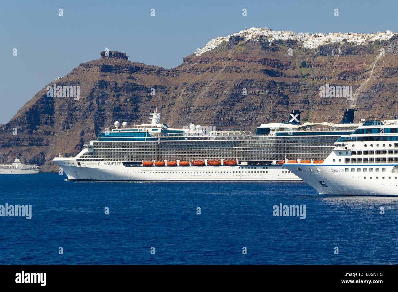 Les navires de croisière de luxe dans l'île de Santorin, Grèce Banque D'Images