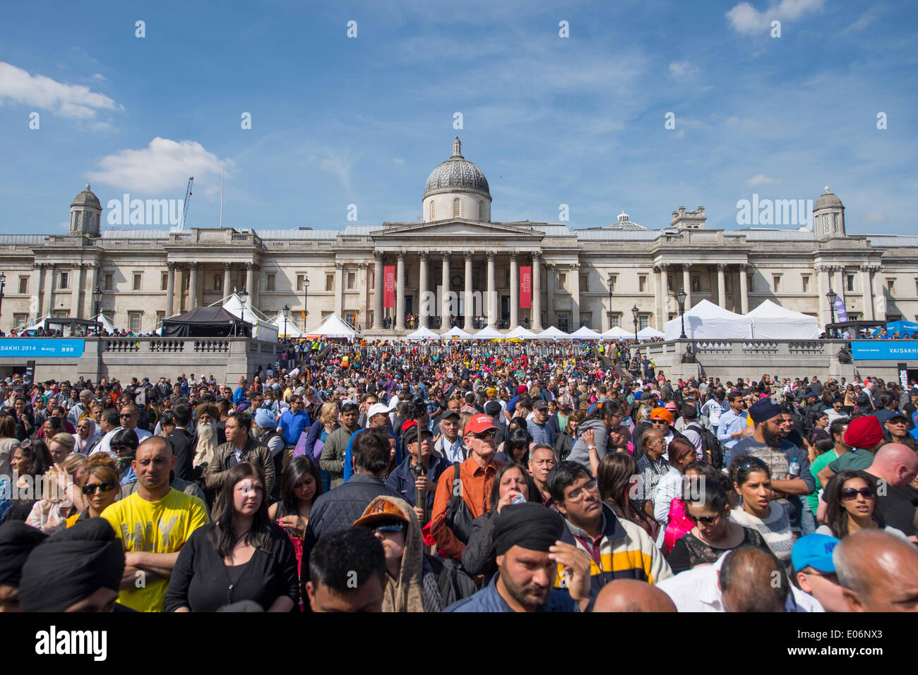 Trafalgar Square, Londres, Royaume-Uni. 4 mai, 2014. La mairie le Vaisakhi Festival, en partenariat avec Sony Entertainment Networks, a lieu dans un soleil du printemps pour célébrer le jour le plus saint du calendrier sikh avec de nombreux artistes vivent à Bhangra grandes foules. Credit : Malcolm Park editorial/Alamy Live News Banque D'Images