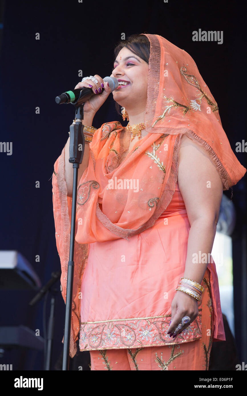 Londres, Royaume-Uni. 4 mai 2014. En Photo : la chanteuse Sonia Panesar. La mairie le Vaisakhi Festival a lieu à Trafalgar Square, Londres, pour célébrer le jour le plus saint du calendrier sikh. Credit : Nick Savage/Alamy Live News Banque D'Images