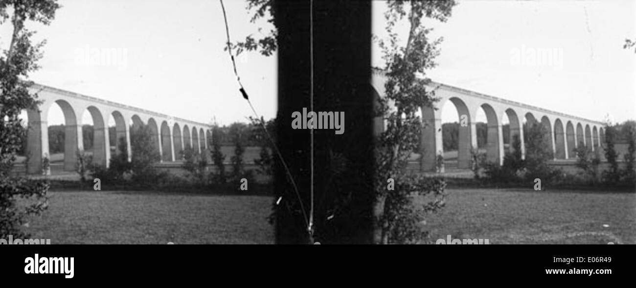 La photo d'octobre 1909 représente le viaduc de Cahuzac-sur-Vère, situé dans le Tarn. Il met en valeur l'ingénierie et la structure architecturale du viaduc dans le contexte de la campagne environnante. L'image est conservée par la Bibliothèque de Toulouse. Banque D'Images