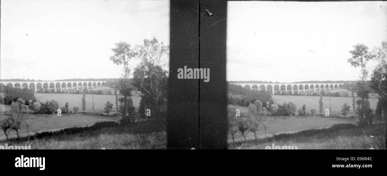 Le viaduc de Cahuzac, situé près de Castelnau-de-Montmiral, photographié en octobre 1909. L'image capture cette structure architecturale traversant le fleuve dans la région du Tarn en France. Banque D'Images