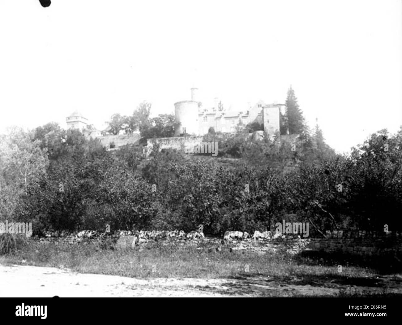 Château, vue prise en face de l'église, Cornusson, août 1903 Banque D'Images