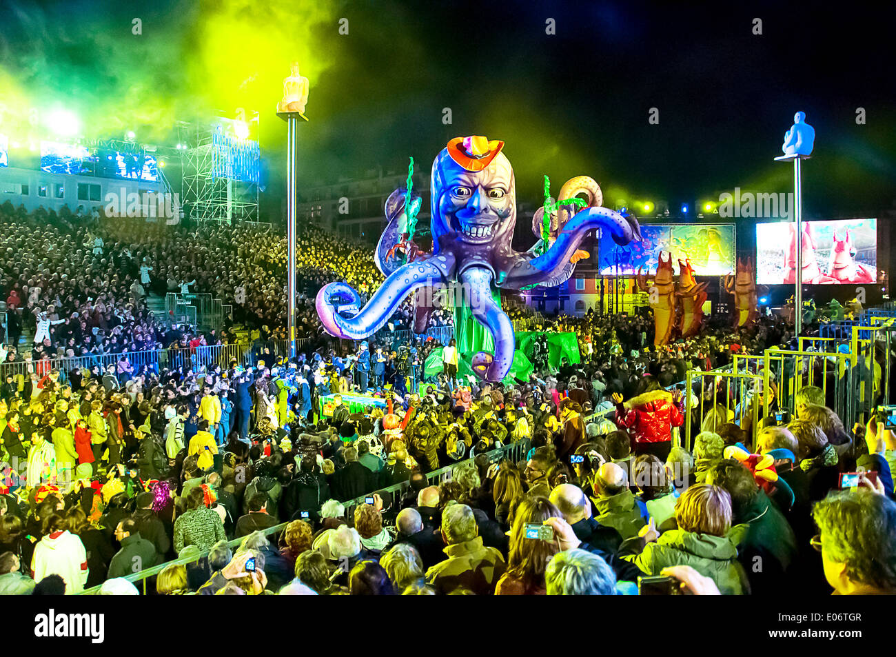 Europe, France, Alpes-Maritimes, Nice. Carnaval. Défilé de nuit. Banque D'Images