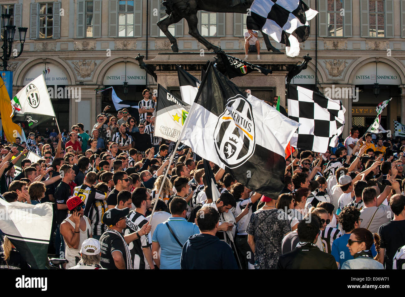 Piazza San Carlo, le Piémont, Turin, Italie. 4 mai, 2014. Fans de l'équipe de football de la Juventus de célébrer la victoire de la 32 ème titre de ligue du Championnat Italien : crédit facile vraiment Star/Alamy Live News Banque D'Images