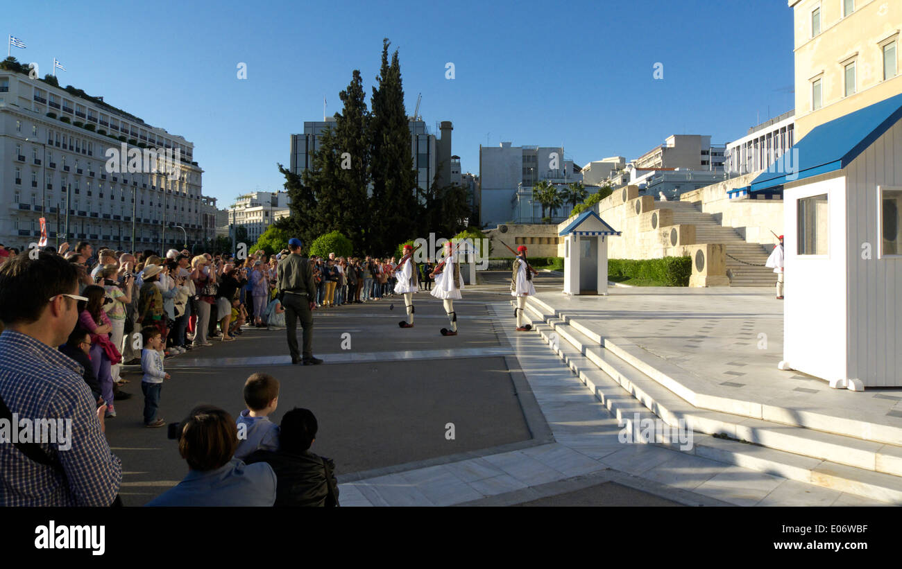 Grèce Athènes place Syntagma evzones soldats qui gardaient la Vouli Banque D'Images