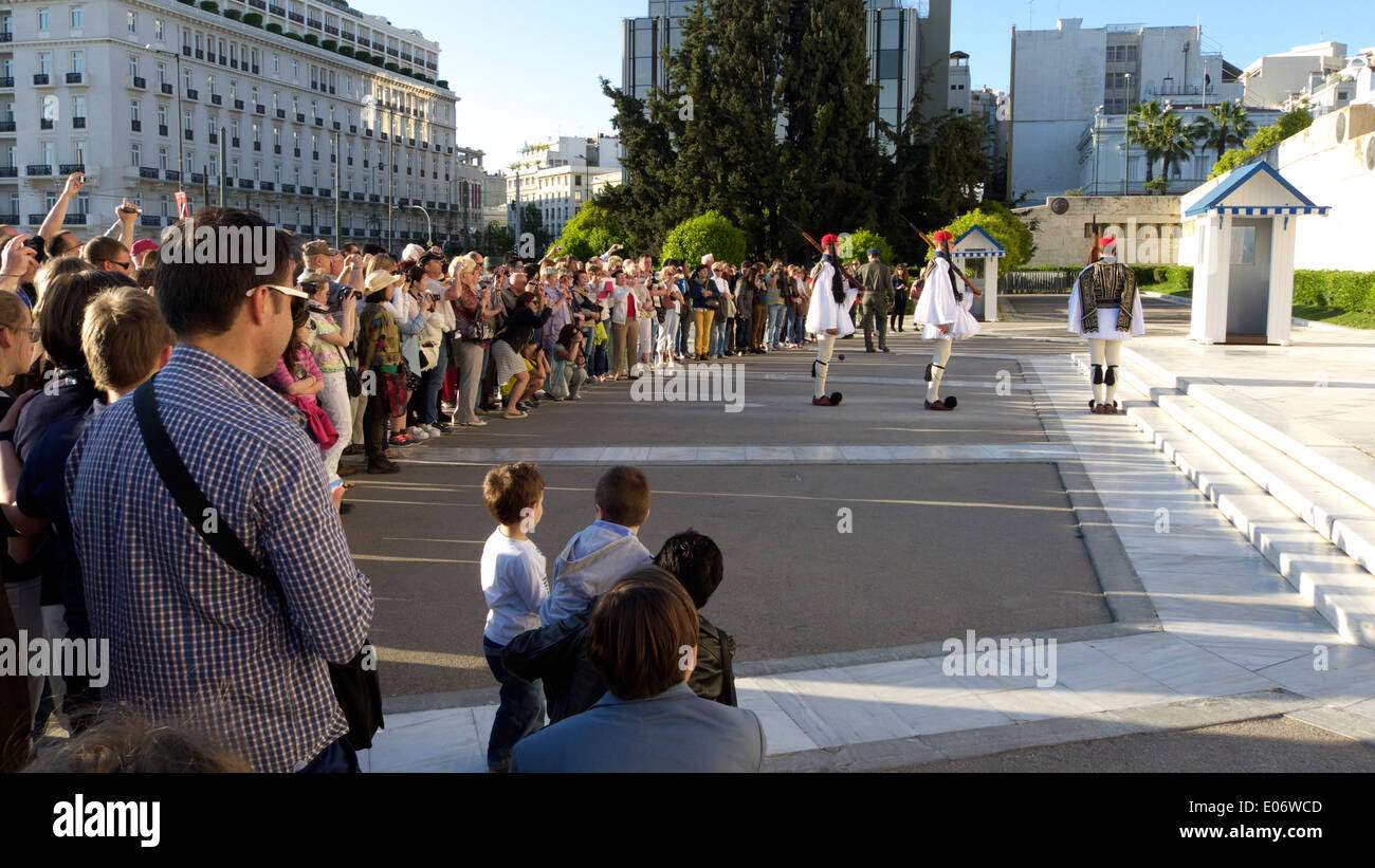 Grèce Athènes place Syntagma evzones soldats qui gardaient la Vouli Banque D'Images