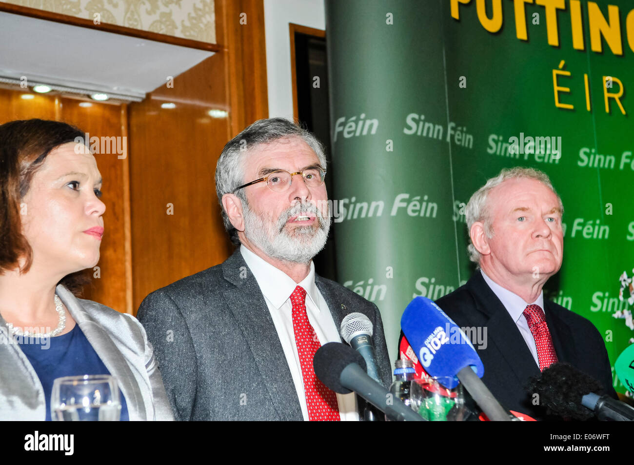 Belfast, Irlande du Nord. 4 mai 2014 - Gerry Adams tient une conférence de presse, à moins d'une heure après sa sortie de l'interrogatoire. PSNI Crédit : Stephen Barnes/Alamy Live News Banque D'Images