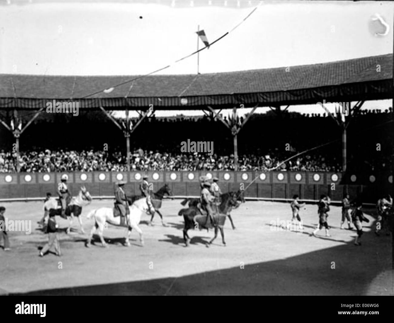 Une photo en noir et blanc d'un événement de tauromachie en août 1898 à l'arène de Luchon, avec des picadors dans un défilé. Banque D'Images