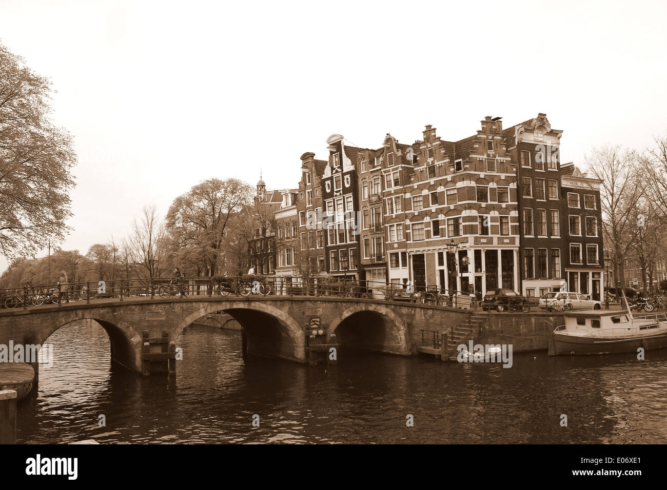 Pont et maisons anciennes où rencontre Bouwersgracht Prinsengracht à Amsterdam, canal Jordaan, les Pays-Bas (SEPIA) modifier Banque D'Images Pont et maisons anciennes où rencontre Bouwersgracht Prinsengracht à Amsterdam, canal Jordaan, les Pays-Bas (SEPIA) modifier Banque D'Images