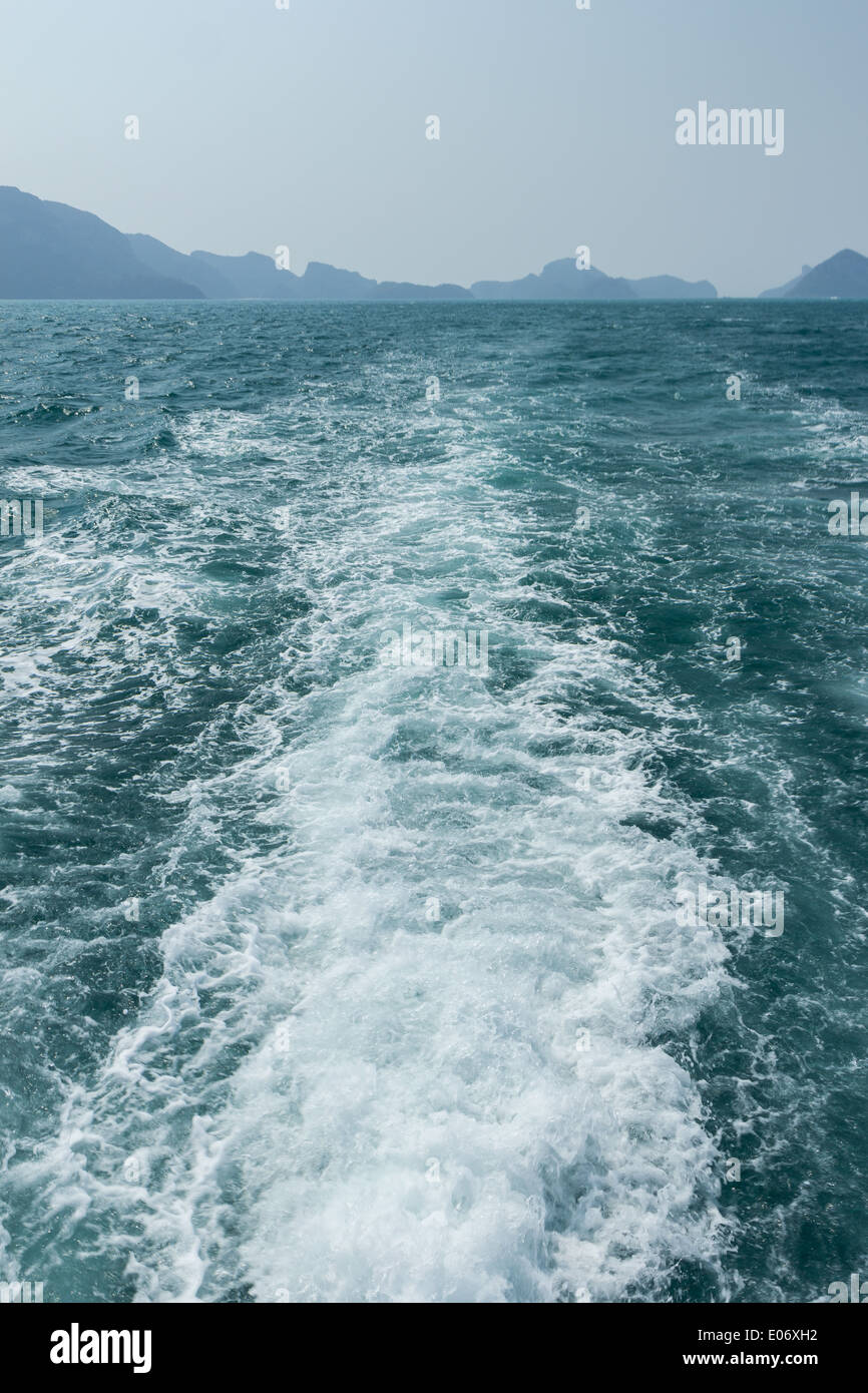 Voir des ondes dans l'eau turquoise derrière un voile Banque D'Images