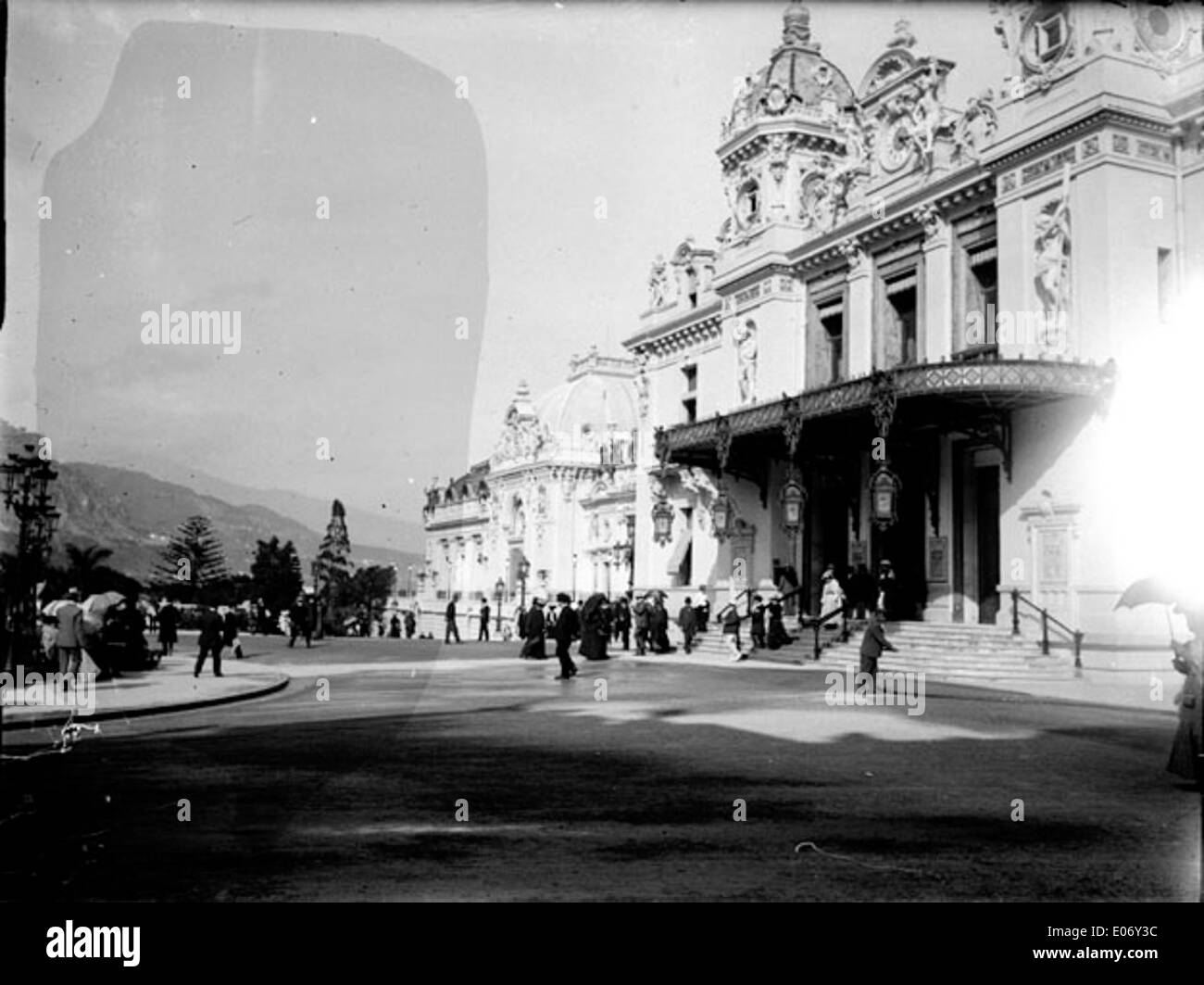 Photographie montrant l'entrée du casino de Monte-Carlo en avril 1905. L'image capture l'élégance et le luxe de ce bâtiment emblématique. Banque D'Images
