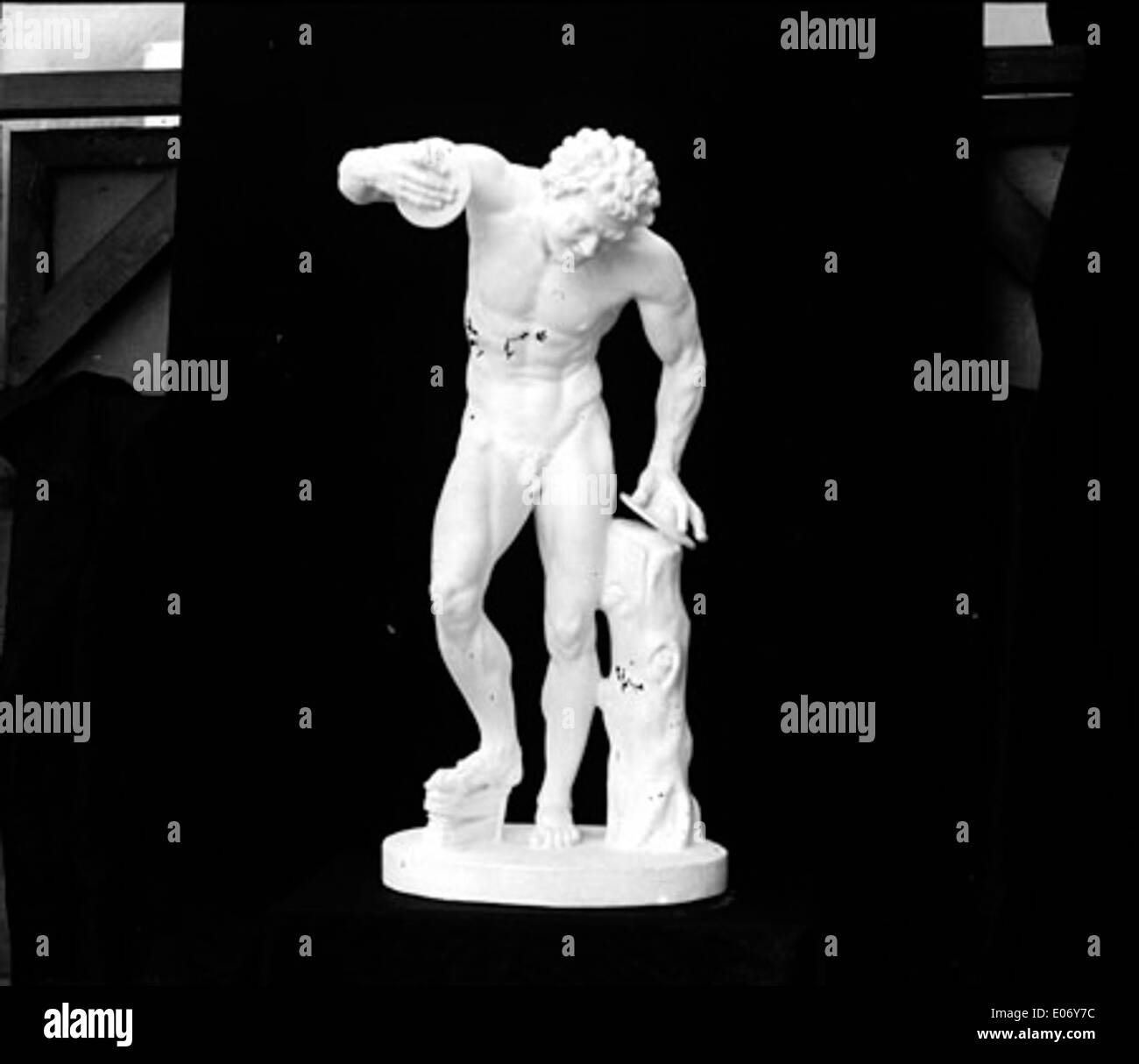 Une photographie du Discobolus, une ancienne statue grecque d'un athlète, connue pour sa représentation d'un lanceur de disques. L'image capture la beauté classique de la sculpture grecque. Banque D'Images