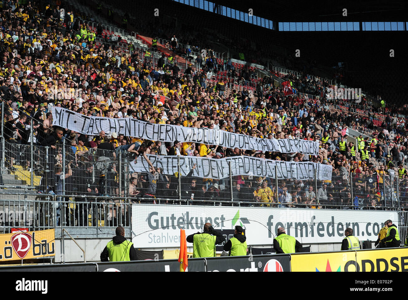 4 mai 2014 - Kaiserslautern, Rheinland-Pfalz, Deutschland - Dresdner Fans pendant la 2. Match de Bundesliga entre 1.FC Kaiserslautern et Dynamo Dresde au Fritz-Walter Stadion sur Mai 04, 2014, à Kaiserslautern, Allemagne. (Photo de Ulrich Roth) (Crédit Image : © Ulrich Roth/NurPhoto/ZUMAPRESS.com) Banque D'Images