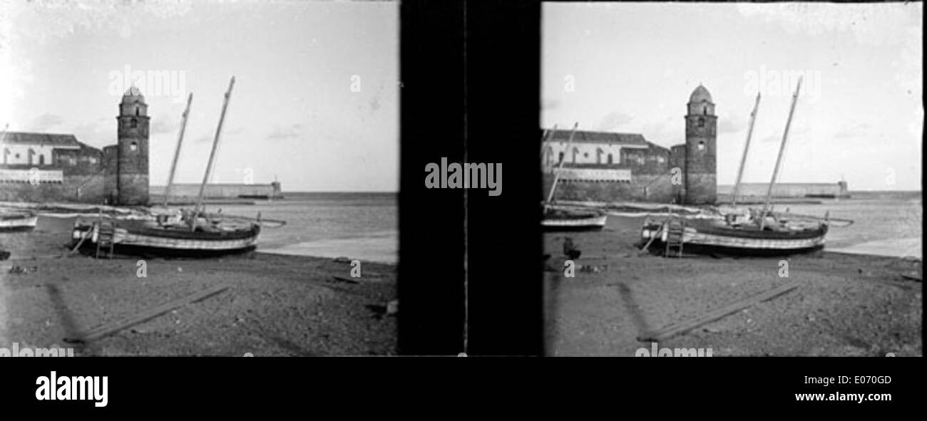 Photographie du port et de la tour de Collioure, prise le 23 novembre 1902. L'image capture la ville côtière pittoresque, mettant en valeur l'eau et la tour emblématique dans le cadre du paysage pittoresque. Banque D'Images