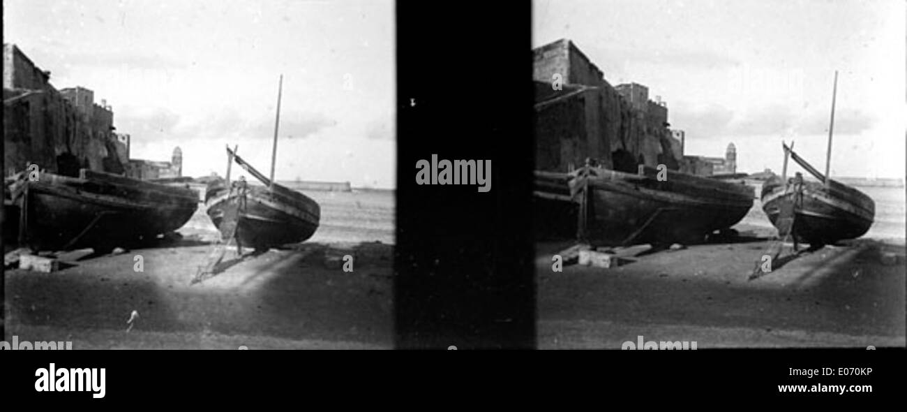 Une photographie du 27 novembre 1903 montrant un bateau coincé sur terre à Collioure, capturant l’atmosphère tranquille de la ville balnéaire. Banque D'Images