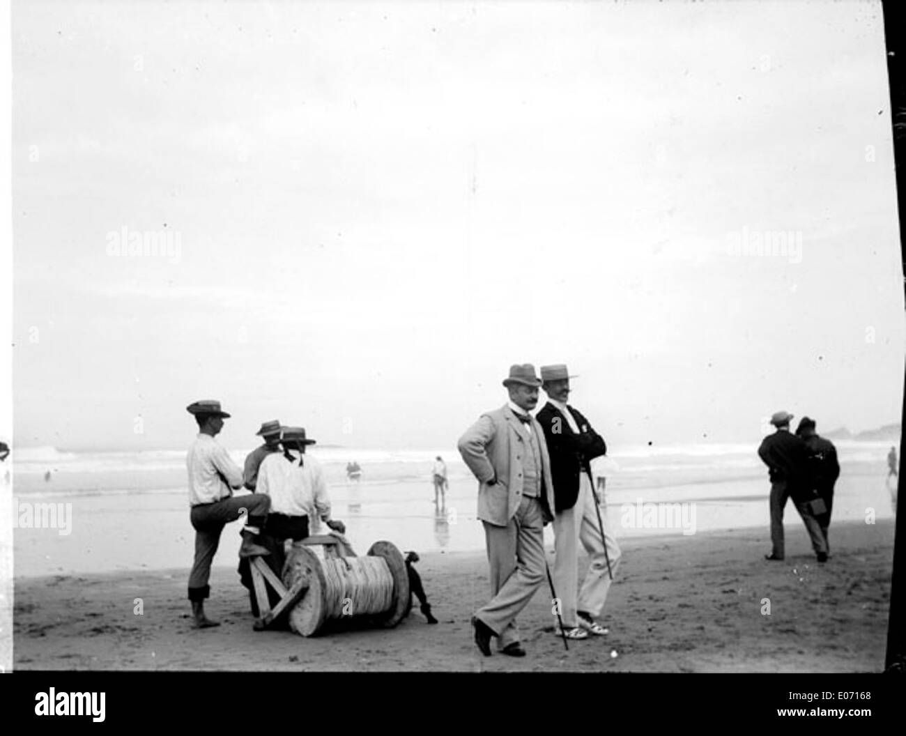 Cette photographie d'octobre 1891 représente le poste de sauveteur sur la Grande plage à Biarritz, en France. L'image capture un moment historique de la sécurité côtière, montrant les premières étapes des services organisés de sauvetage sur les plages à la fin du XIXe siècle. Banque D'Images