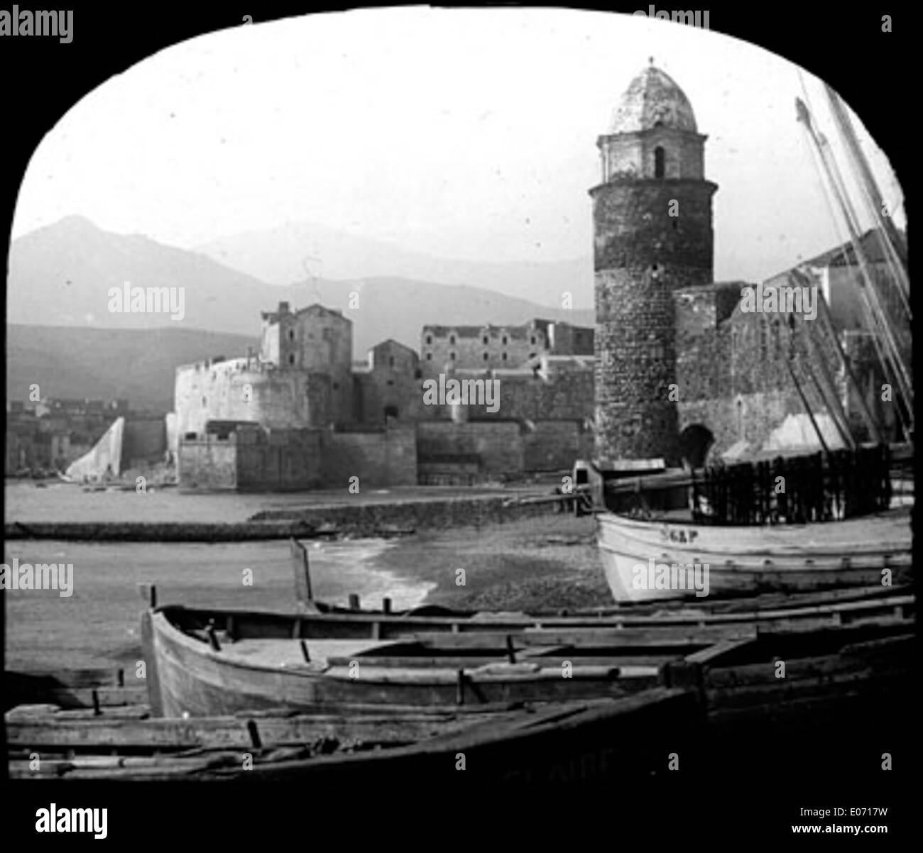 Cette image présente une vue de Collioure, une ville pittoresque située sur la côte méditerranéenne française, connue pour son architecture historique et ses magnifiques paysages marins. Banque D'Images