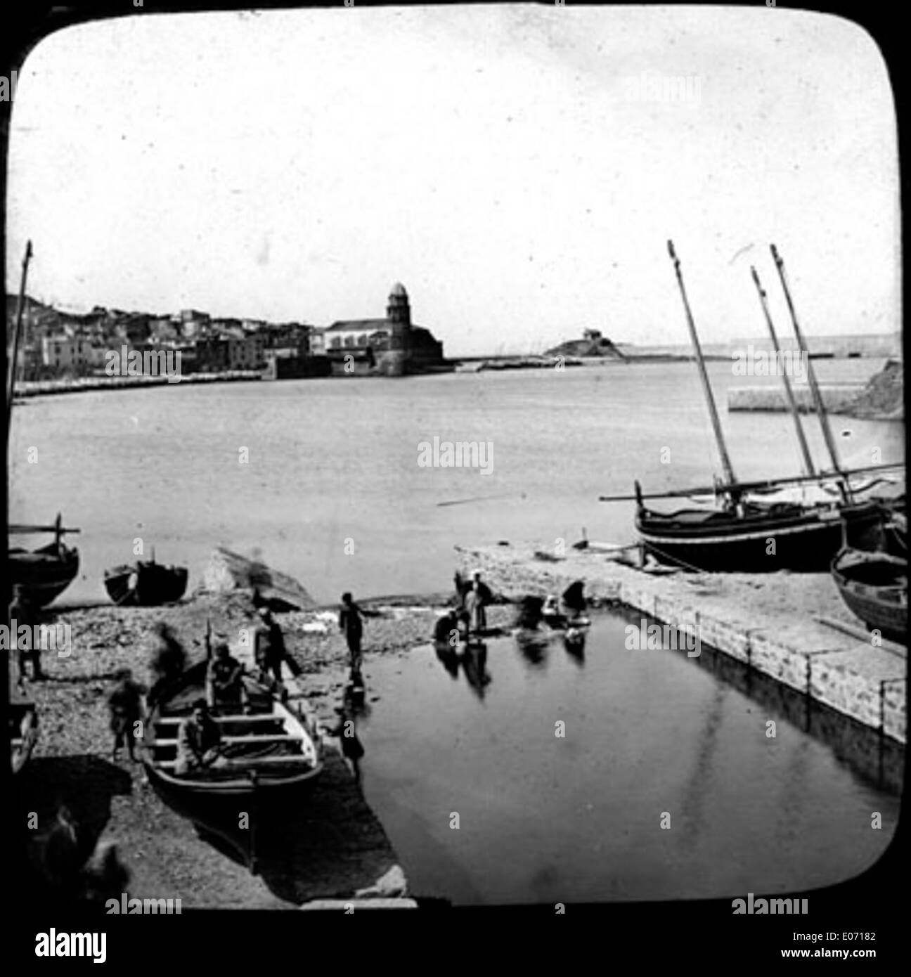 Cette pièce offre une vue sur la Rade de Collioure, un port en France, vue depuis la Bibliothèque de Toulouse. L’œuvre représente le paysage côtier serein et souligne l’importance historique et culturelle de la ville dans le sud de la France. Banque D'Images